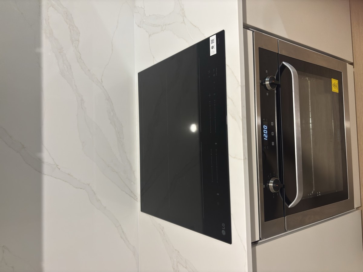 Cooktop and oven electrical connection in a Gold Coast kitchen