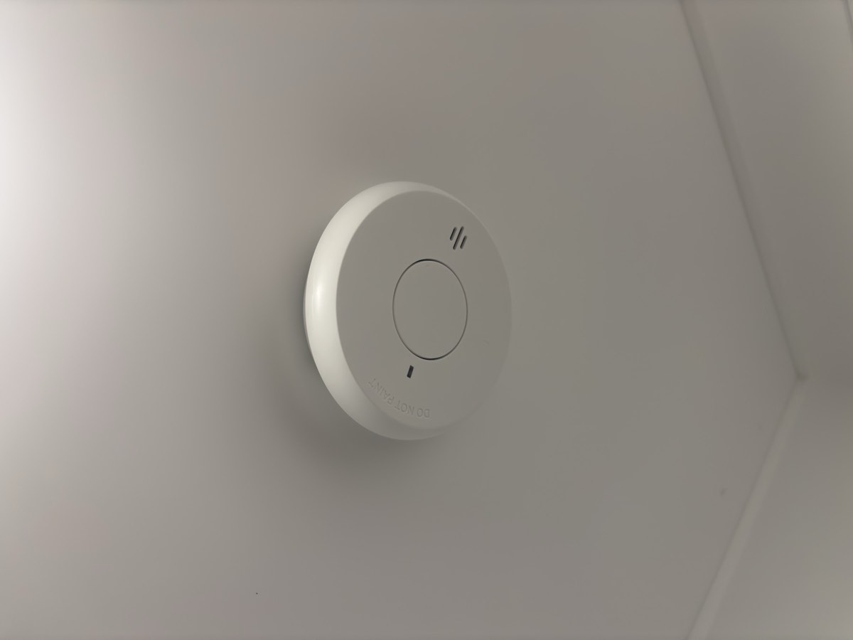 Interconnected photoelectric smoke alarm installed on a Gold Coast ceiling